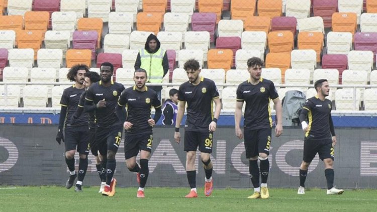    Türkiyədə daha bir klub çıxışını dayandırdı   