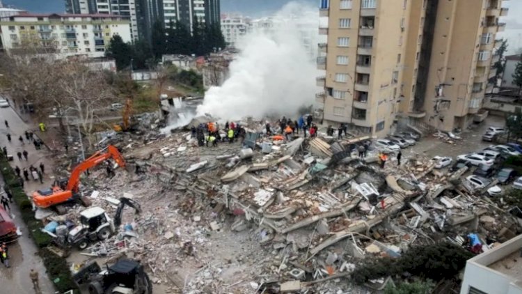    Tikdiyi binanın dağıntıları altında oğlunu axtarır - FOTO   