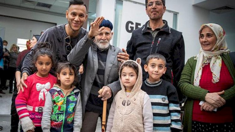    Kapitan dağıntılardan xilas olan uşağa forma hədiyyə etdi    