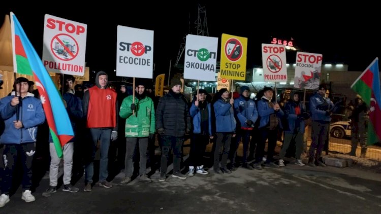    Aksiya iştirakçıları gecə saatlarında da şüarlar səsləndirirlər   