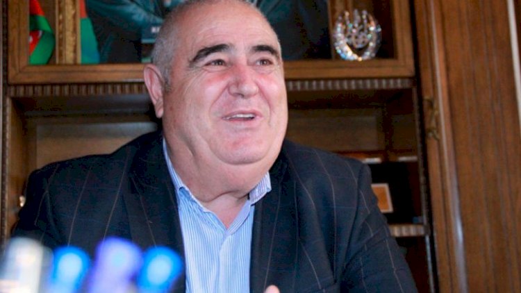   Baxmayaraq ki, savadı yoxdur, amma göydələn tikir...   
