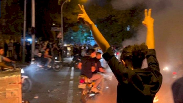    İranda gecə saatlarında şəhər və rayonlarda etiraz aksiyaları keçirilib   