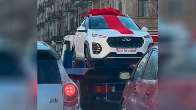    “Sevgililər günü“ndə xanıma verilən hədiyyə Bakıda müzakirə mövzusu oldu - VİDEO   
