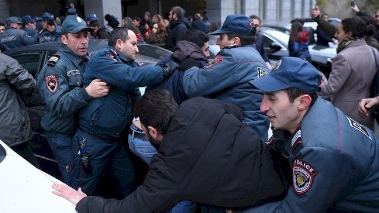   İrəvanda polislə toqquşma: Sakinlər binadan çıxmaq istəmir   