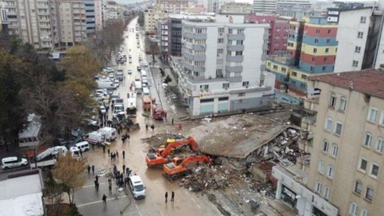    12 yaşlı uşaq 260 saat sonra dağıntıdan sağ çıxarıldı   