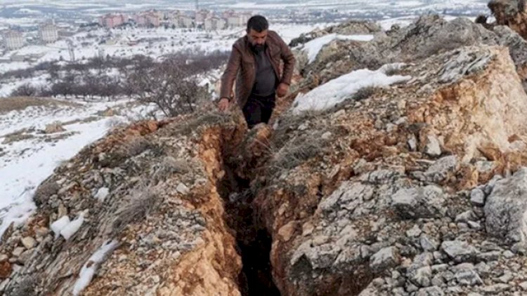    Zəlzələ dağı ikiyə böldü - Fotolar   