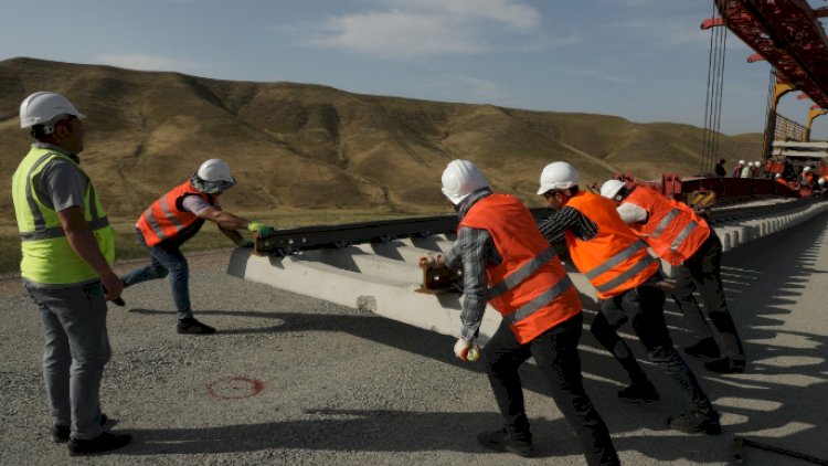    Azərbaycanın ən uzun dəmir yolu körpüsü Həkəri çayı üzərində salınır - VİDEO   