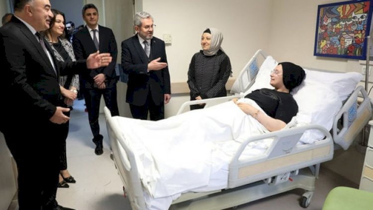    Azərbaycanın Türkiyədəki səfiri zəlzələdə xəsarət alanlara baş çəkdi - Fotolar   