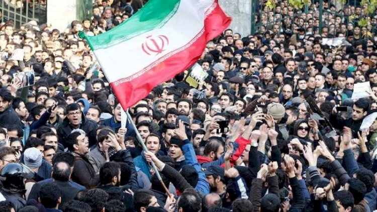    İranda aksiyalarda yeni şüar: “Dollar bahalaşıb, Xamenei yatıb!”   