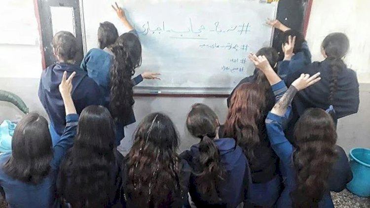    İranda məktəbli qızları qəsdən zəhərləyirlər   