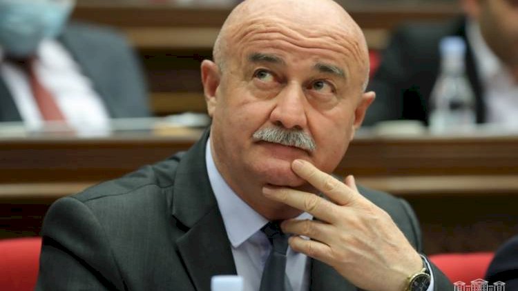    Deputat küçədə kartofsatanla əlbəyaxa oldu - Təfərrüat   