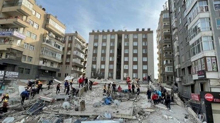    Şanlıurfada altımərtəbəli bina çökdü   