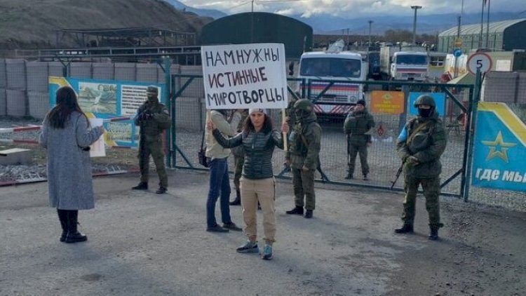    Xocalıda ETİRAZ: Ermənilər sülhməramlıların yolunu bağladı   - Video