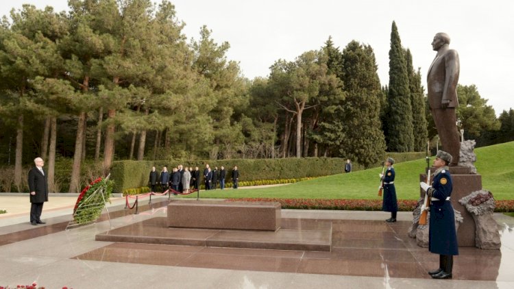    Latviya Prezidenti Heydər Əliyevin məzarını ziyarət etdi   