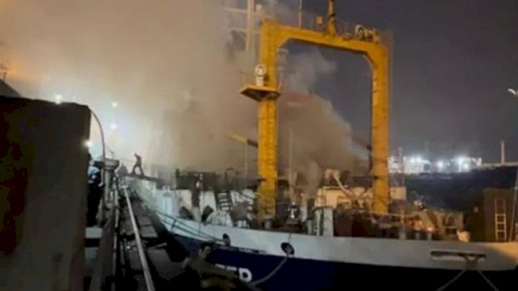    İstanbulda Rusiya bayrağı altında üzən gəmi yandı - Video   
