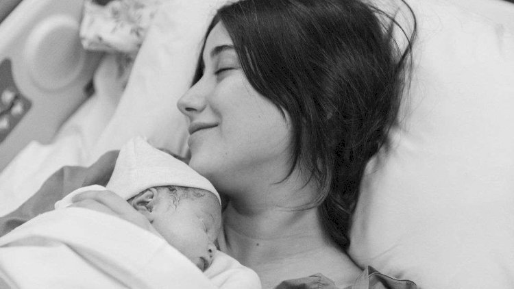   Hazal Kaya körpəsi ilə paylaşım etdi   