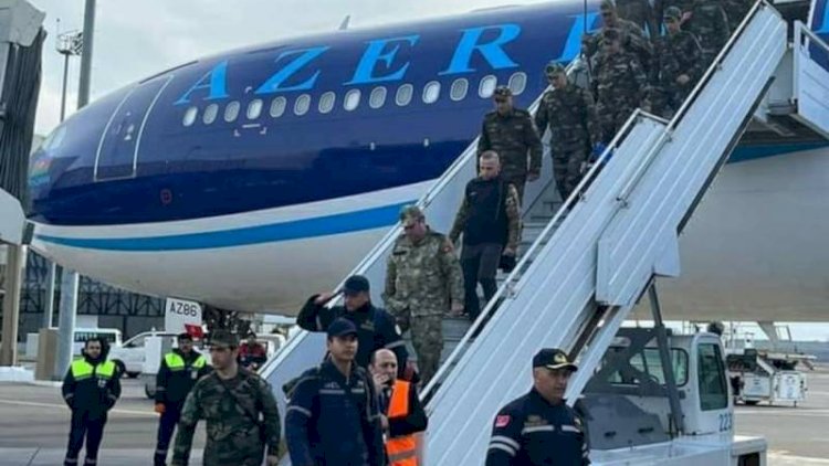    Təyyarədən Türkiyə bayrağıyla enən əməkdaşı səfir belə qarşıladı - Fotolar   