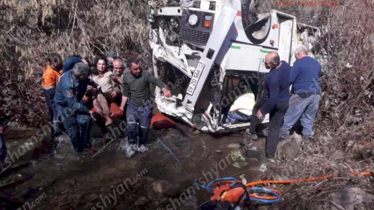    Ermənistanda şagirdləri daşıyan avtobus çaya düşdü - FOTOLAR   