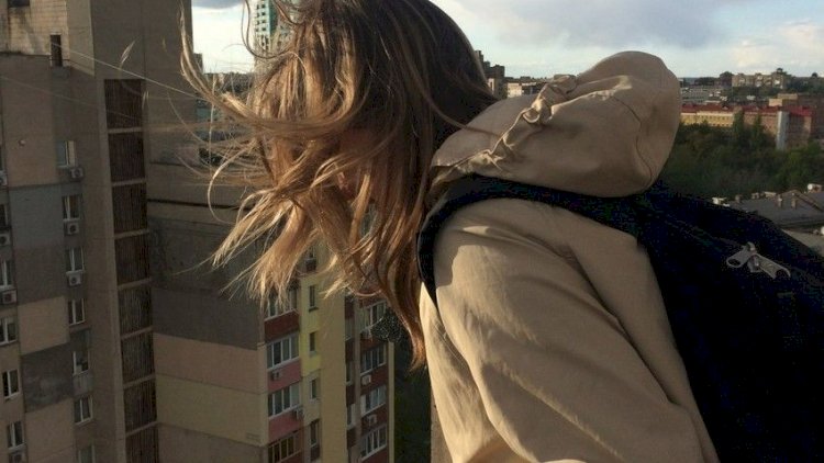    Tələbə qız özünü xəstəxananın dördüncü mərtəbəsindən atdı   