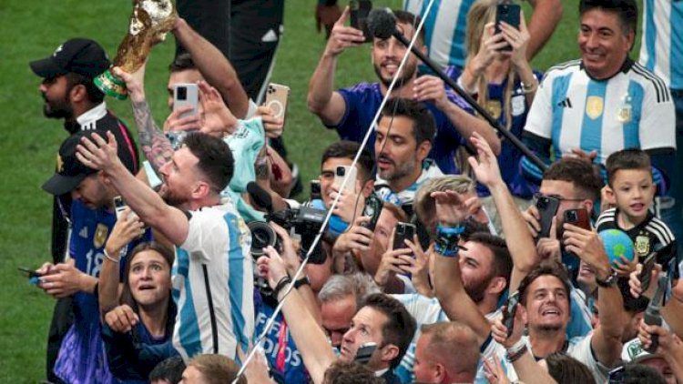    Messi ailəsi ilə getdiyi restoranda izdihamla qarşılaşdı   - Foto