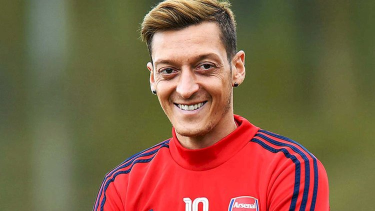    Mesut Özil karyerasını başa vurdu    