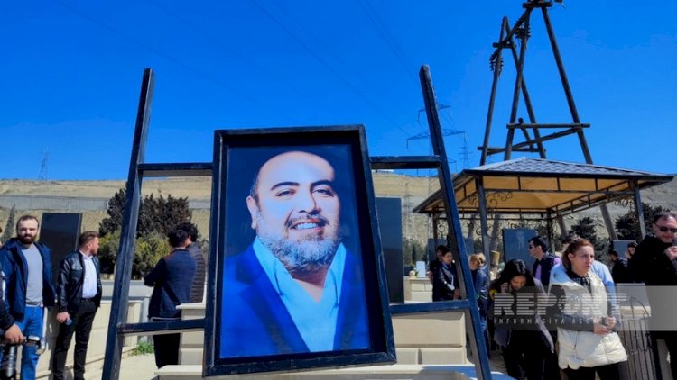    Yazıçı medianı tənqid etdi: “O kameranın sahibi nəyi çəkmək istəyir?”   