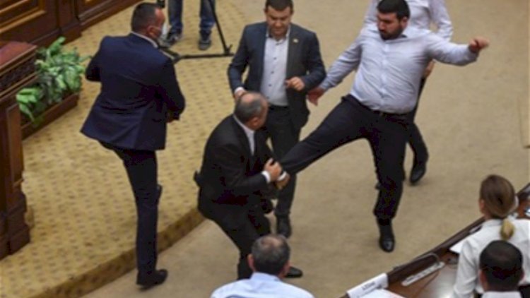    Ermənistanda deputat deputatı döydü    
