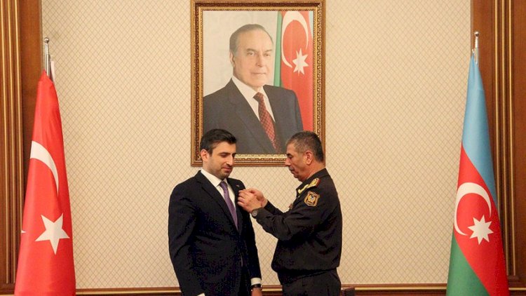    Zakir Həsənov Selçuk Bayraktarı medalla təltif etdi   