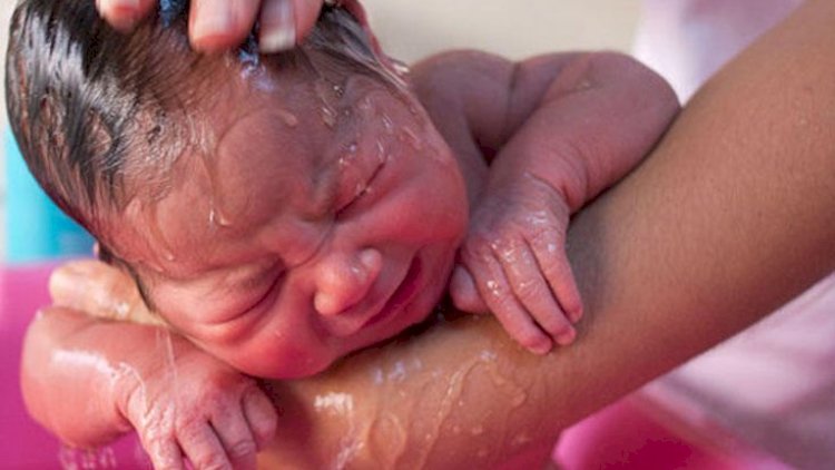    Pediatr: Yeni doğulmuş körpələri 40 gün çimizdirməmək düzgün deyil   