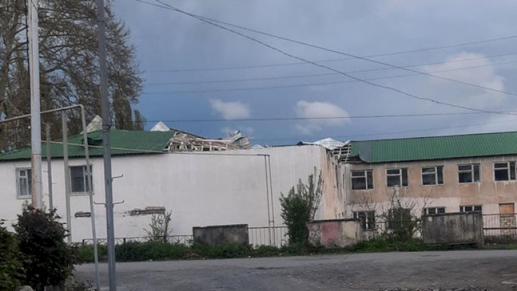    Güclü külək Qəbələdə məktəbin damını uçurtdu - Foto   
