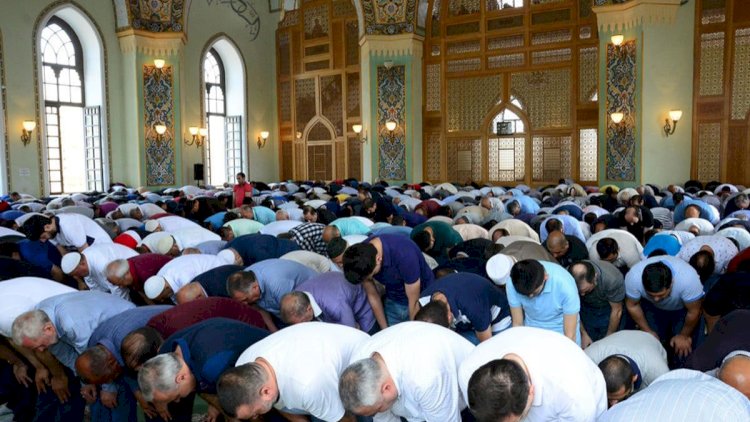    “Nifaq salanlar arasında dövlətdən maaş alan din xadimləri də vardı...”   - Deputat