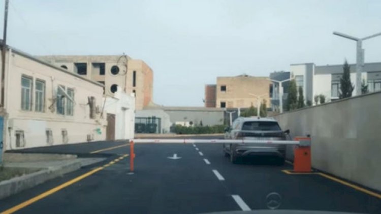    Bakıda villa sahibləri dənizə gedən küçədə şlaqbaum quraşdırıblar - Video   