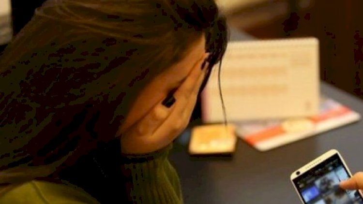    17 yaşlı oğlanı bacısının fotoları ilə şantaj etdilər   