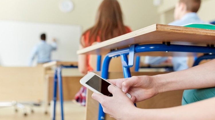    Azərbaycanda orta məktəblərdə şagirdlərə telefon qadağan olundu   