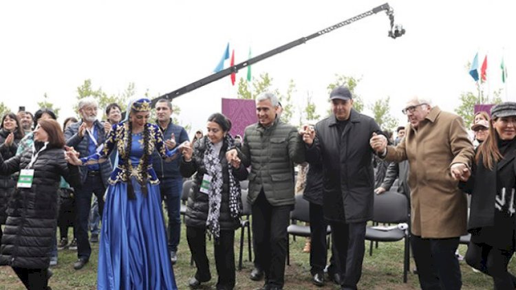    Rəsmilər və sənətçilər Cıdır düzündə rəqs etdi - Fotolar   