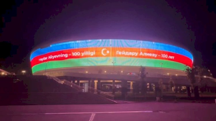    Özbəkistanın mərkəzi arenası Heydər Əliyevin 100 illik yubileyi şərəfinə işıqlandırıldı - Video   
