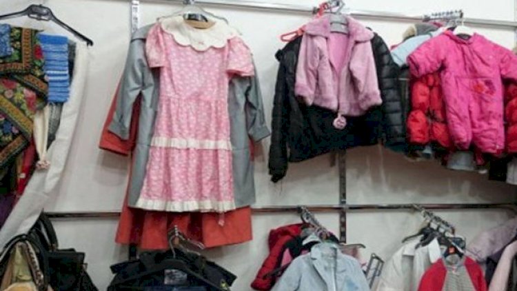    Azərbaycanda qadın “Instagram”da sədəqə yığdığı paltarları satışa qoydu   