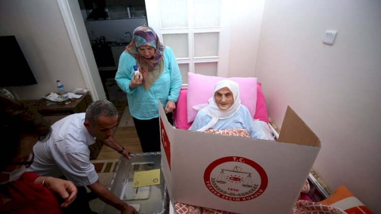    Türkiyədə xəstə, əlil və qoca seçicilər səyyar seçki qutusu ilə səs verir   