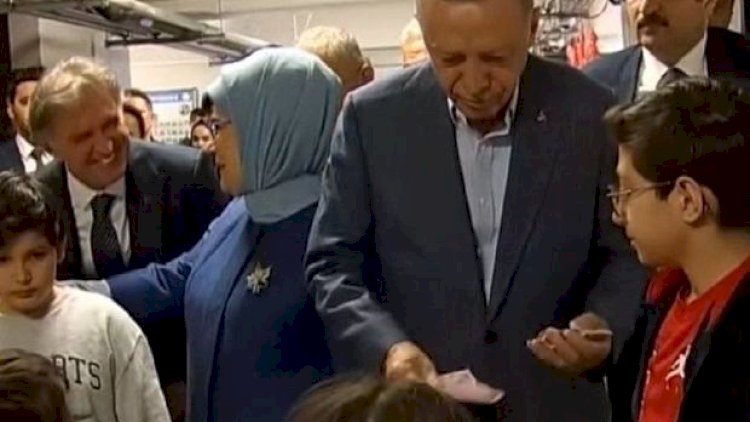    Ərdoğan həm səs verdi, həm də uşaqlara pul verdi - Video   
