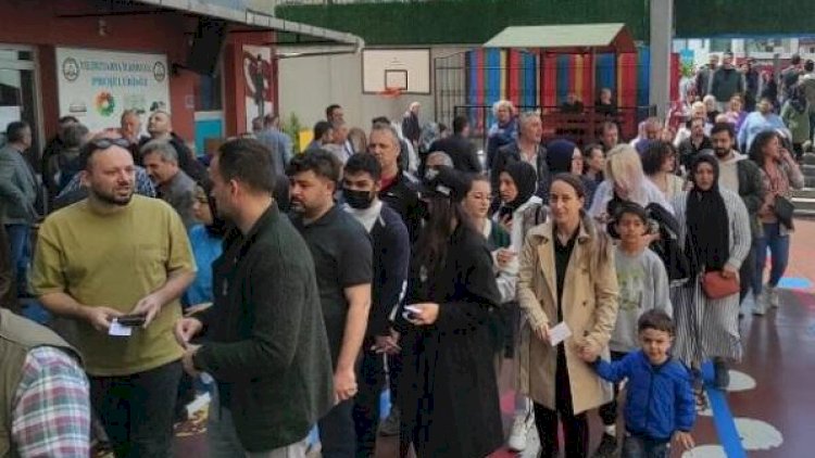    İstanbulda seçki məntəqəsində növbə yarandı   