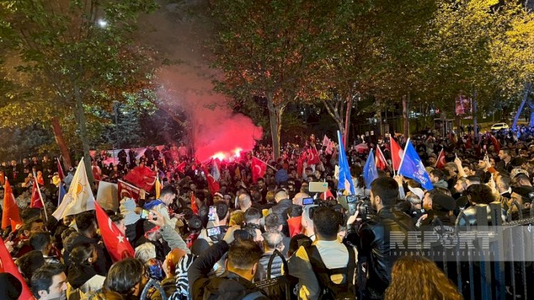    AK Parti İstanbul təşkilatının qarşısında bu dəqiqələrdə izdiham yaşanır - Fotolar   