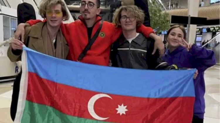   Əkizlər Bakıya qayıtdı   