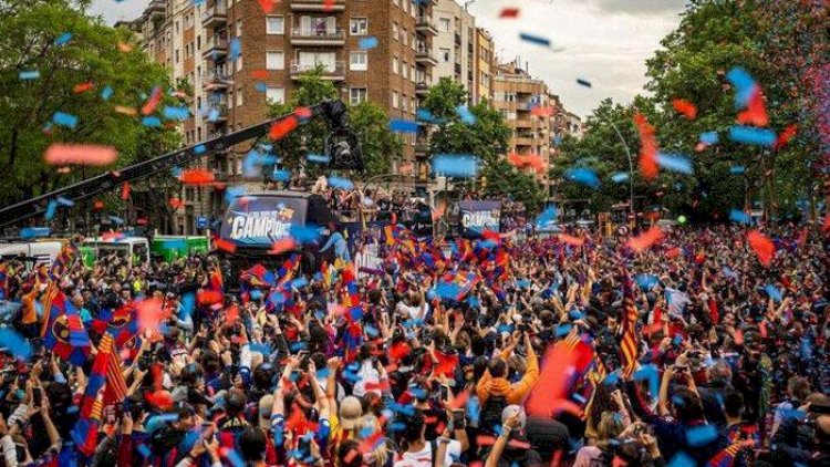    “Barselona“ azarkeşlərindən paradda Messi şüarları    