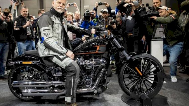    Çexiya prezidenti motosikletlə festivala qatıldı   