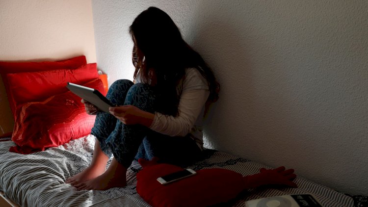    “Valideyn azyaşlı qızının telefonda nəyə baxdığına nəzarət etməlidir”   