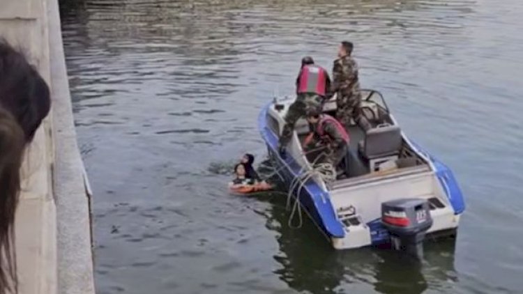    Bulvarda qadın azyaşlı uşaqla birgə özünü dənizə atdı - Video   