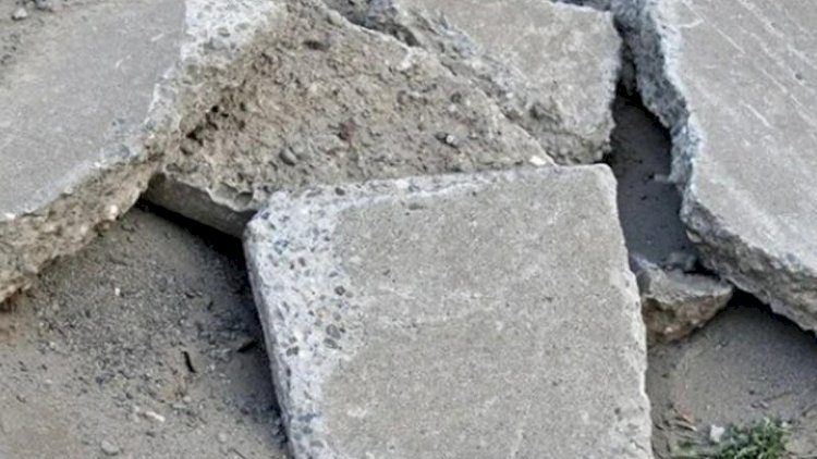    Bakının mərkəzində qızın başına beton parçası düşdü   