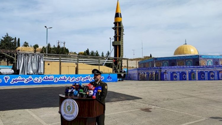    İran uzaqmənzilli raketini tanıtdı   