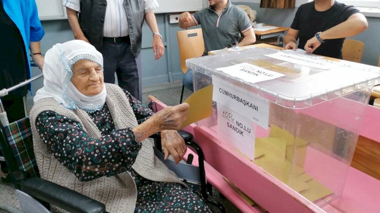    101 yaşlı qadın səsverməyə əlil arabasında gəldi    