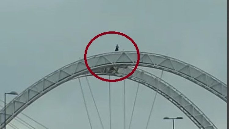    Bakıda kişi özünü körpüdən atmaq istəyir - Video   